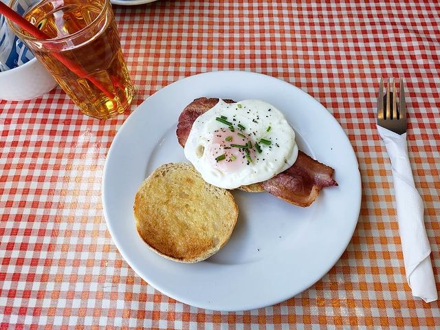 Illustrative photo of a toasted English muffin with fried egg and bacon