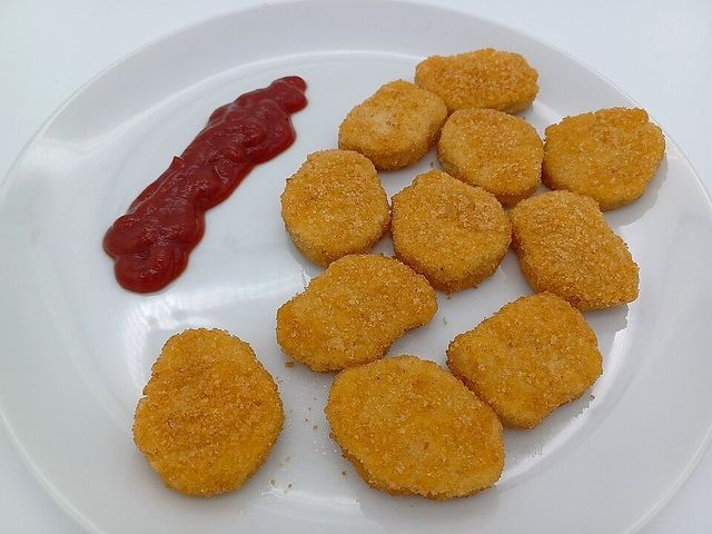 Illustrative photo of golden chicken nuggets