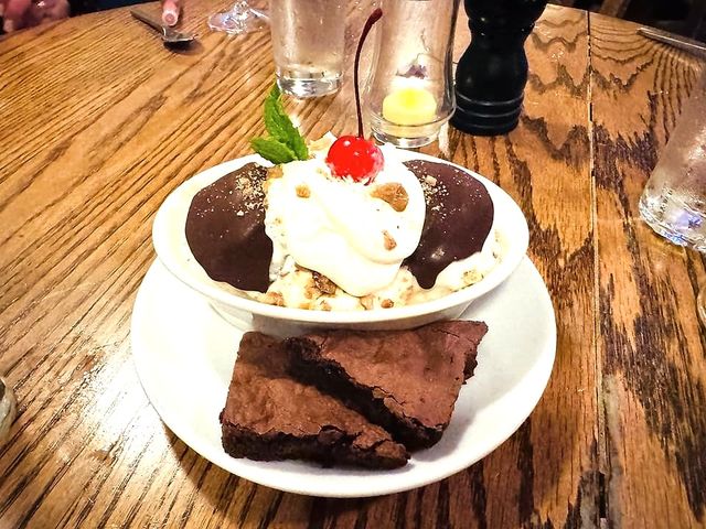 Illustrative photo of an ice cream sundae